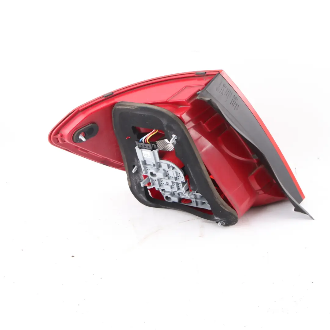 Fanale posteriore Pannello laterale luce posteriore destra per Mercedes W204 Estate con numero di parte A2048206564 Mercedes W204 Estate Fanale posteriore Pannello laterale luce posteriore destra - SKU A2048206564 - Numero di parte A2048206564