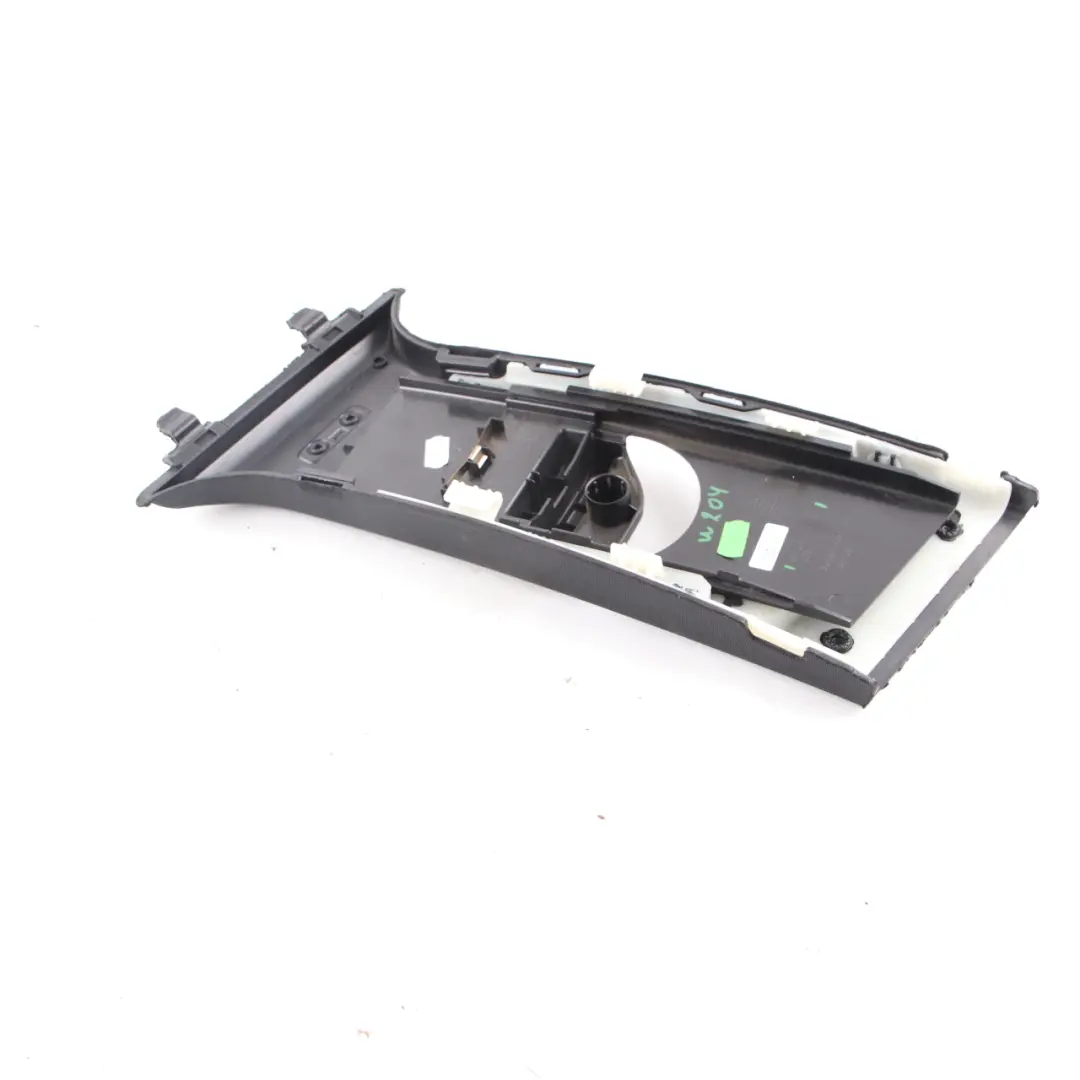 Embellecedor Pilar B Panel Interior Derecho Negro para Mercedes W204 con número de pieza A2048601030 Mercedes W204 Embellecedor Pilar B Panel Interior Derecho Negro - SKU A2048601030 - Número de pieza A2048601030