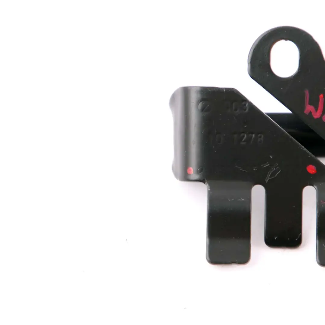 Halterung Vorne Sicherheitsgurt Untere Führung für Mercedes W212 mit Teilenummer A2048680022 Mercedes W212 Halterung Vorne Sicherheitsgurt Untere Führung - SKU A2048680022 - Teilenummer A2048680022