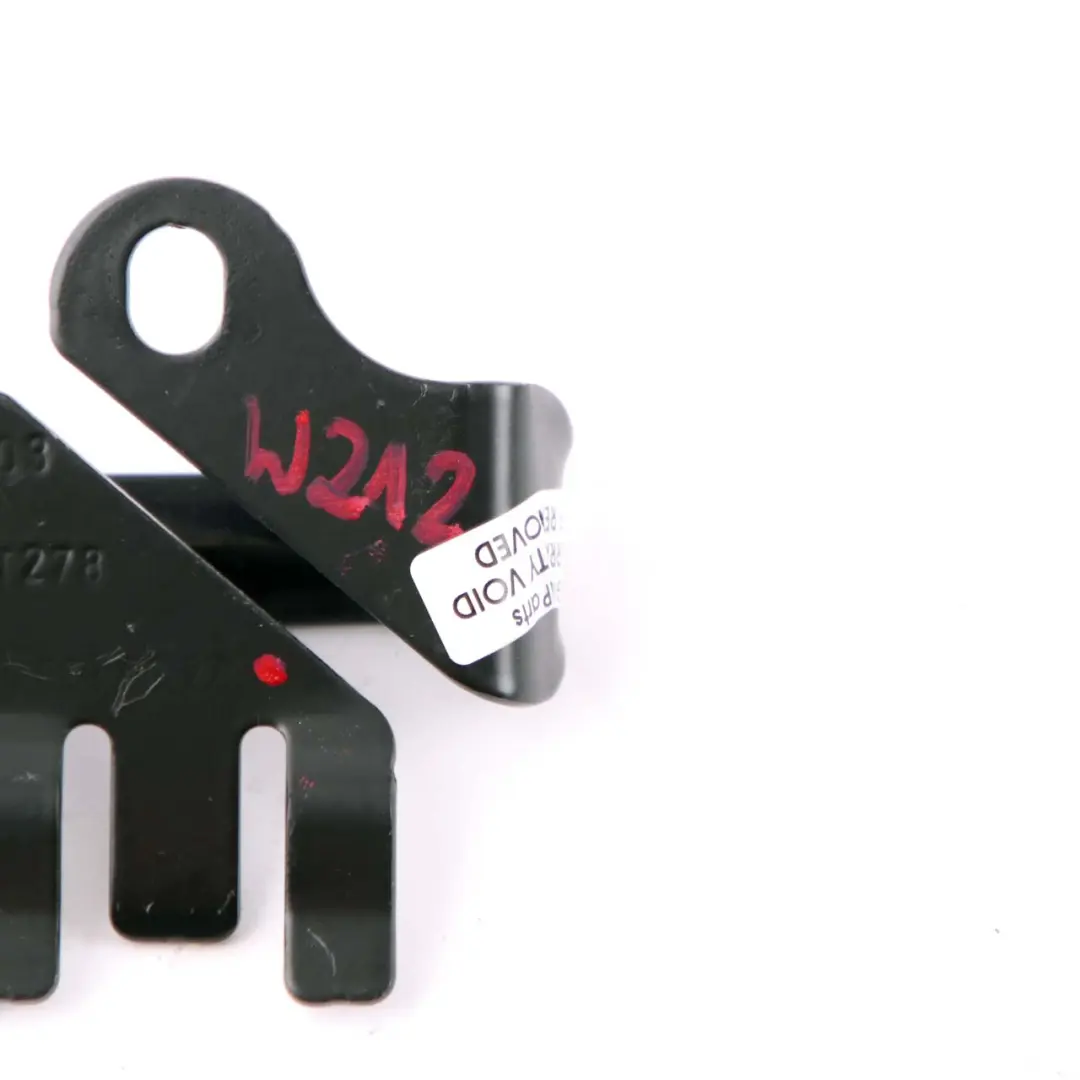 Staffa Cintura Sicurezza per Mercedes W212 con numero di parte A2048680022 Mercedes W212 Staffa Cintura Sicurezza - SKU A2048680022 - Numero di parte A2048680022