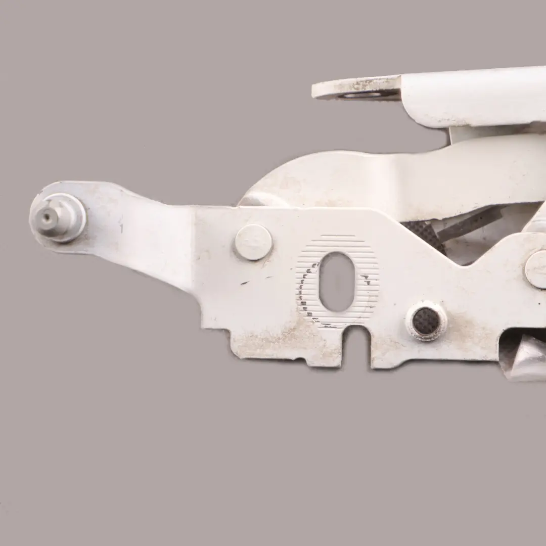 Zawias Maski Lewy Biały - 650 do Mercedes W204 Coupe o numerze A2048800128 Mercedes W204 Coupe Zawias Maski Lewy Biały - 650 - SKU A2048800128-CW - Numer Części A2048800128