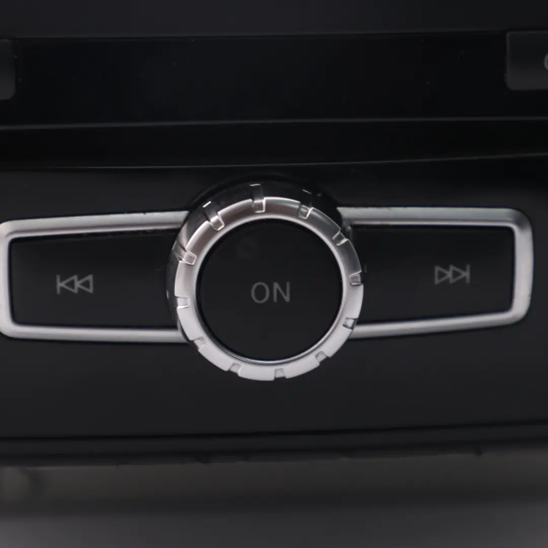 COMAND Navigation CD Spieler Radio Sat Nav Hauptgerät für Mercedes W204 mit Teilenummer A2049009510 Mercedes W204 COMAND Navigation CD Spieler Radio Sat Nav Hauptgerät - SKU A2049009510-1 - Teilenummer A2049009510