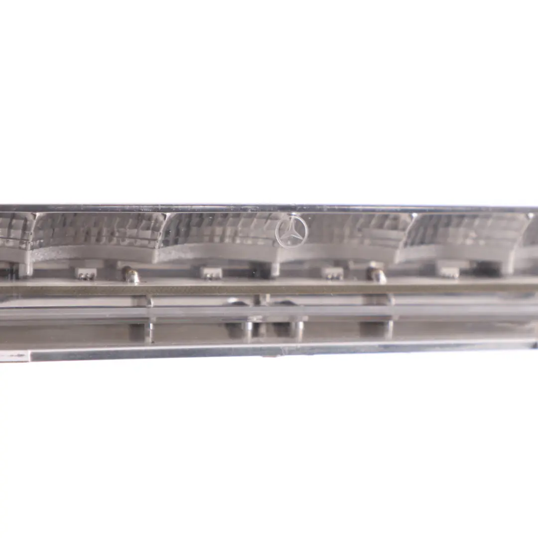 Terza luce di stop supplementare posteriore per Mercedes W204 con numero di parte A2049066002 Mercedes W204 Terza luce di stop supplementare posteriore - SKU A2049066002 - Numero di parte A2049066002