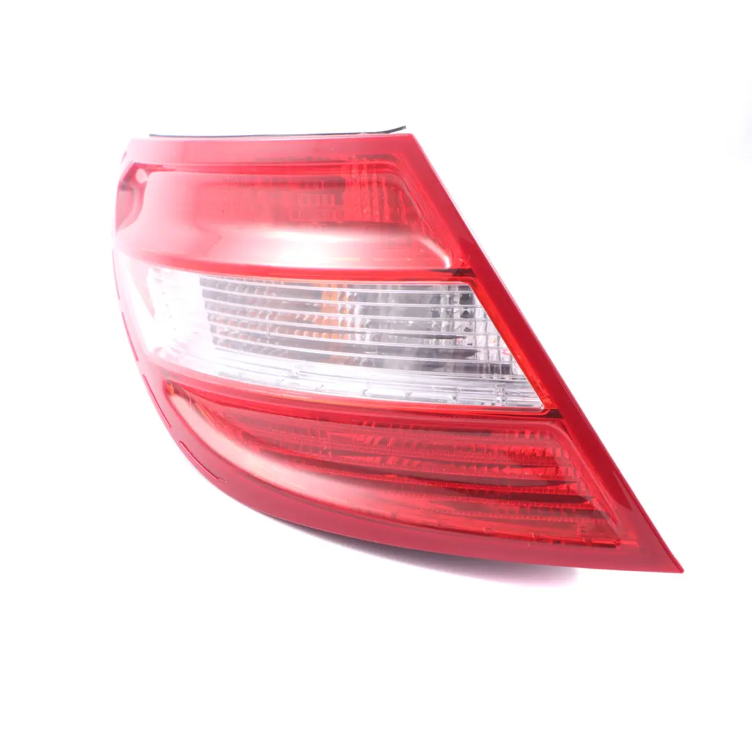 Mercedes W204 Feu arrière gauche Panneau latéral - SKU A2049068302 - Numéro de pièce A2049068302