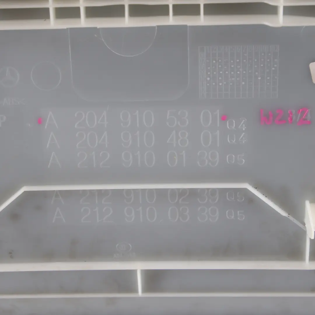 Pannello Anteriore Copertura Posteriore Trim Nero per Mercedes W204 con numero di parte A2049105301 Mercedes W204 Pannello Anteriore Copertura Posteriore Trim Nero - SKU A2049105301 - Numero di parte A2049105301