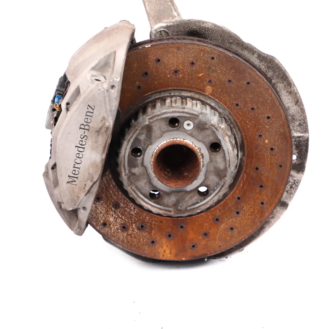 C200 Zwrotnica Piasta Koła Przednia Prawa AMG do Mercedes W205 o numerze A2053322200 Mercedes W205 C200 Zwrotnica Piasta Koła Przednia Prawa AMG - SKU A2053322200-1 - Numer Części A2053322200