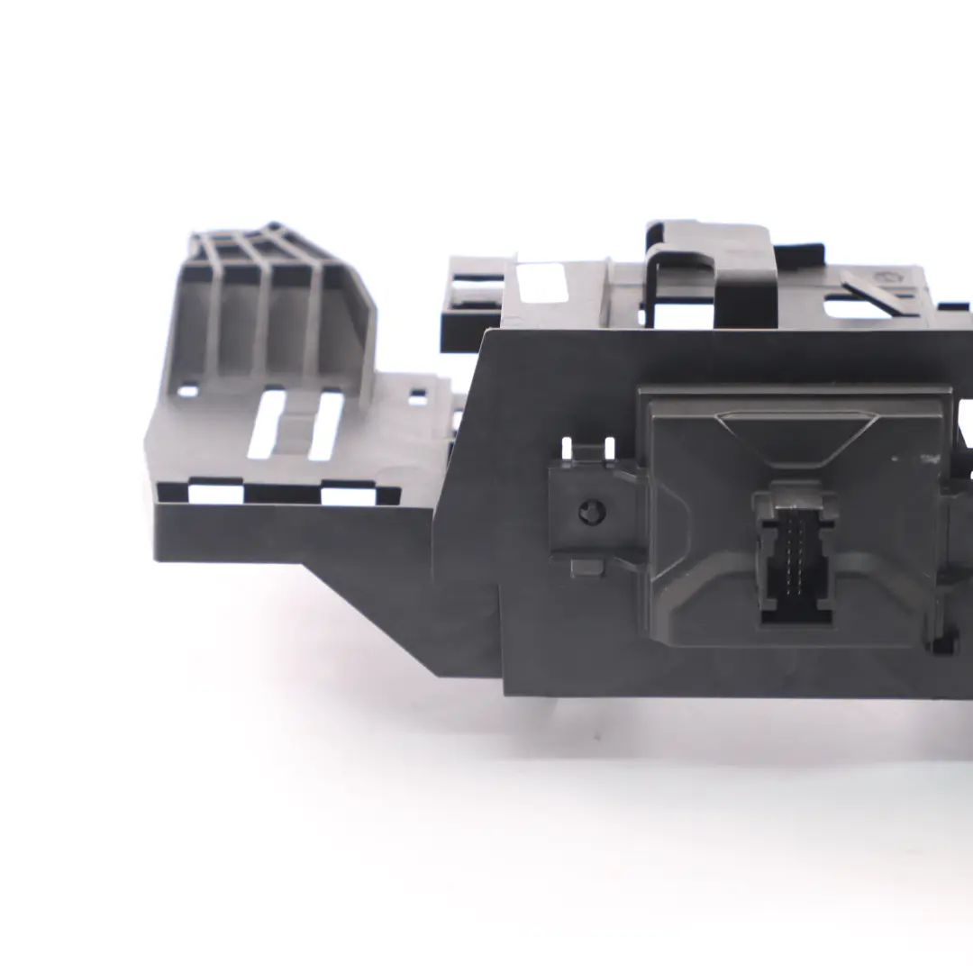 Wspornik Uchwyt Modułu Kamery A2055454840 do Mercedes W205 S205 o numerze A2055456100 Mercedes W205 S205 Wspornik Uchwyt Modułu Kamery A2055454840 - SKU A2055456100 - Numer Części A2055456100