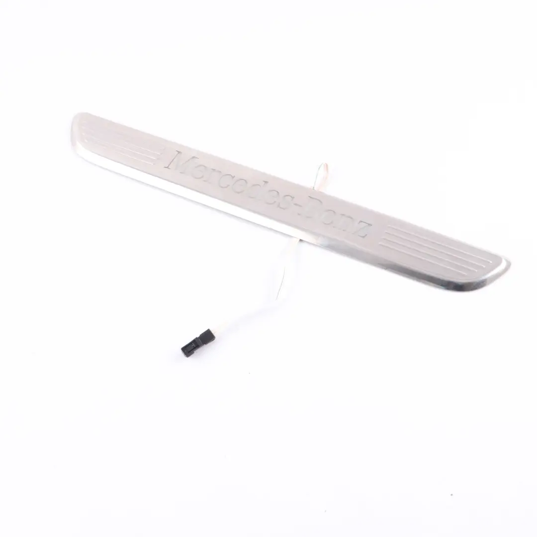 Mercedes W205 Ingresso Cover Trim anteriore destro Step Plate Sill - SKU A2056800735 - Numero di parte A2056800735