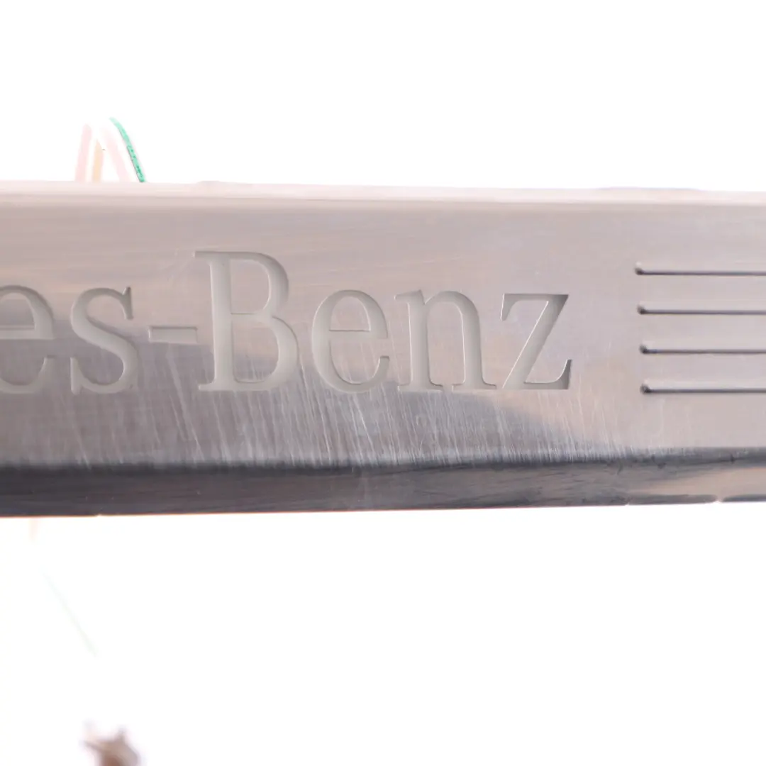 Mercedes W205 Tapa entrada Embellecedor Escalón delantero derecho Umbral placa - SKU A2056800735 - Número de pieza A2056800735