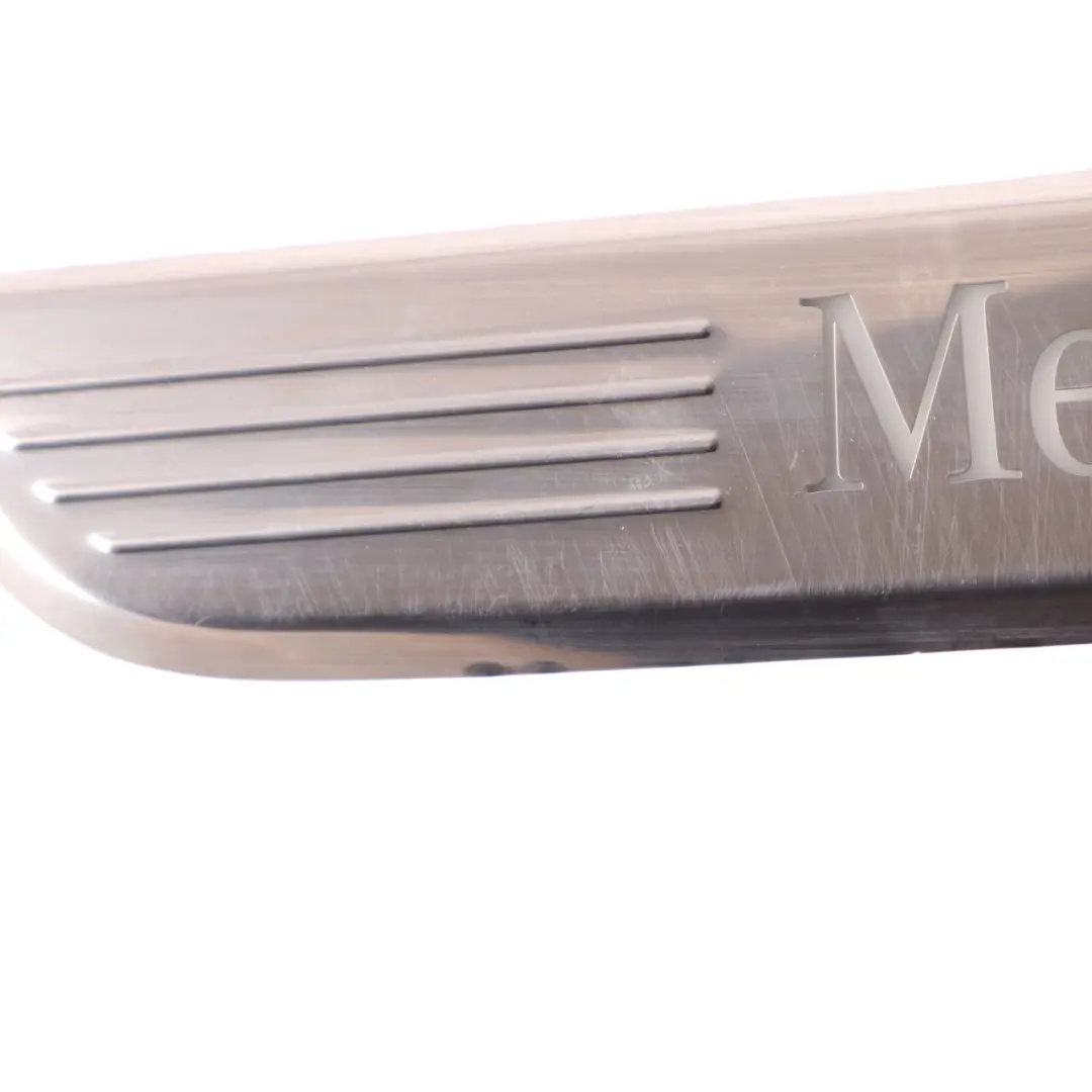 Mercedes W205 Tapa entrada Embellecedor Escalón delantero derecho Umbral placa - SKU A2056800735 - Número de pieza A2056800735