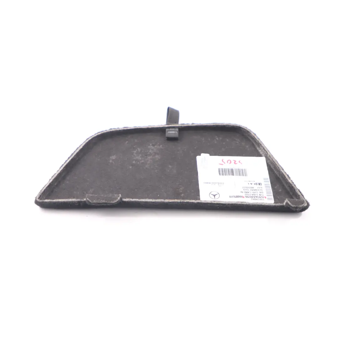 Embellecedor Panel Tapa Piso Maletero Derecho Negro para Mercedes W205 con número de pieza A2056840206 Mercedes W205 Embellecedor Panel Tapa Piso Maletero Derecho Negro - SKU A2056840206 - Número de pieza A2056840206