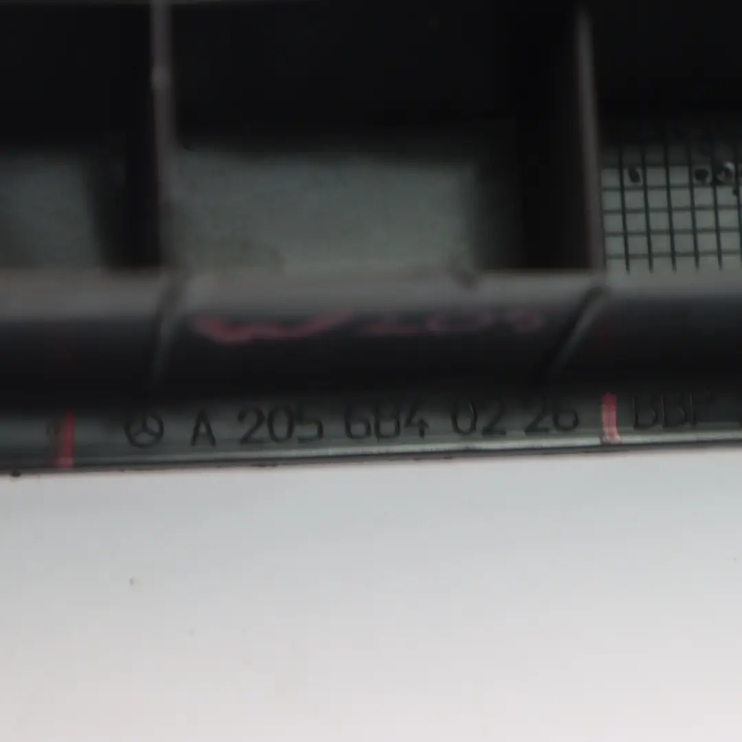 Couvercle du panneau de structure du plancher du coffre à droite pour Mercedes W205 à propos du numéro de pièce A2056840226 Mercedes W205 Couvercle du panneau de structure du plancher du coffre à droite - SKU A2056840226 - Numéro de pièce A2056840226