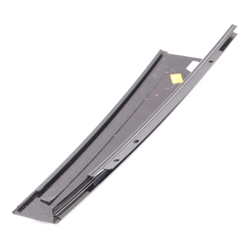 Listwa Zewnętrzna Ozdobna Słupka B do Mercedes W205 o numerze A2056900887 Mercedes W205 Listwa Zewnętrzna Ozdobna Słupka B - SKU A2056900887 - Numer Części A2056900887