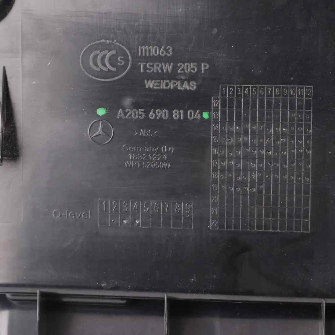 Panneau d'habillage seuil chargement coffre Noir pour Mercedes W205 à propos du numéro de pièce A2056908104 Mercedes W205 Panneau d'habillage seuil chargement coffre Noir - SKU A2056908104 - Numéro de pièce A2056908104