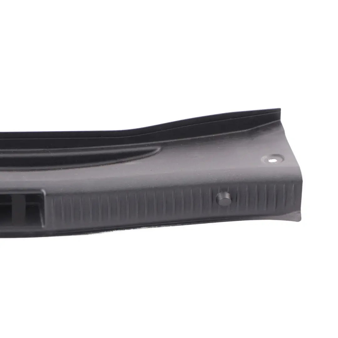 Panneau d'habillage seuil chargement coffre Noir pour Mercedes W205 à propos du numéro de pièce A2056908104 Mercedes W205 Panneau d'habillage seuil chargement coffre Noir - SKU A2056908104 - Numéro de pièce A2056908104