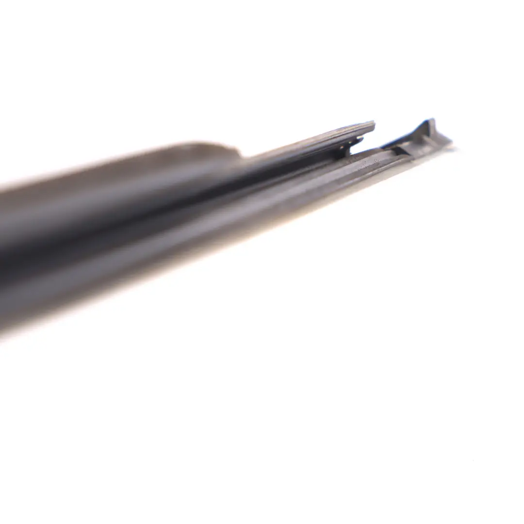 Joint d'étanchéité de vitre avant gauche Argent pour Mercedes W205 à propos du numéro de pièce A2057201924 Mercedes W205 Joint d'étanchéité de vitre avant gauche Argent - SKU A2057201924-1 - Numéro de pièce A2057201924