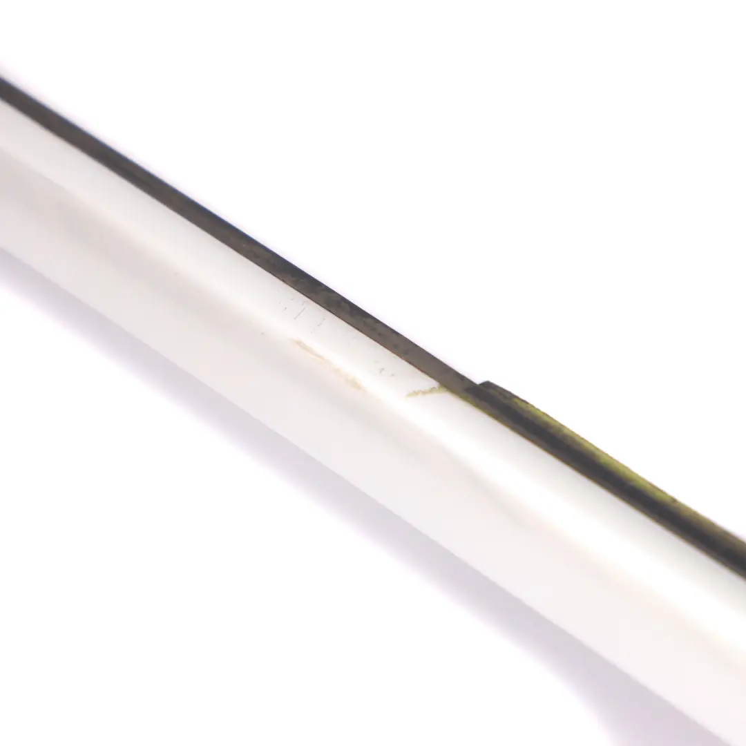 Embellecedor Rail Ventana Delantera Izquierda Plata para Mercedes W205 con número de pieza A2057201924 Mercedes W205 Embellecedor Rail Ventana Delantera Izquierda Plata - SKU A2057201924-1 - Número de pieza A2057201924