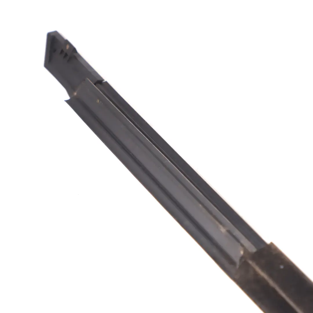 Mercedes W205 Guarnizione anteriore sinistro Striscia argento - SKU A2057201924-1 - Numero di parte A2057201924