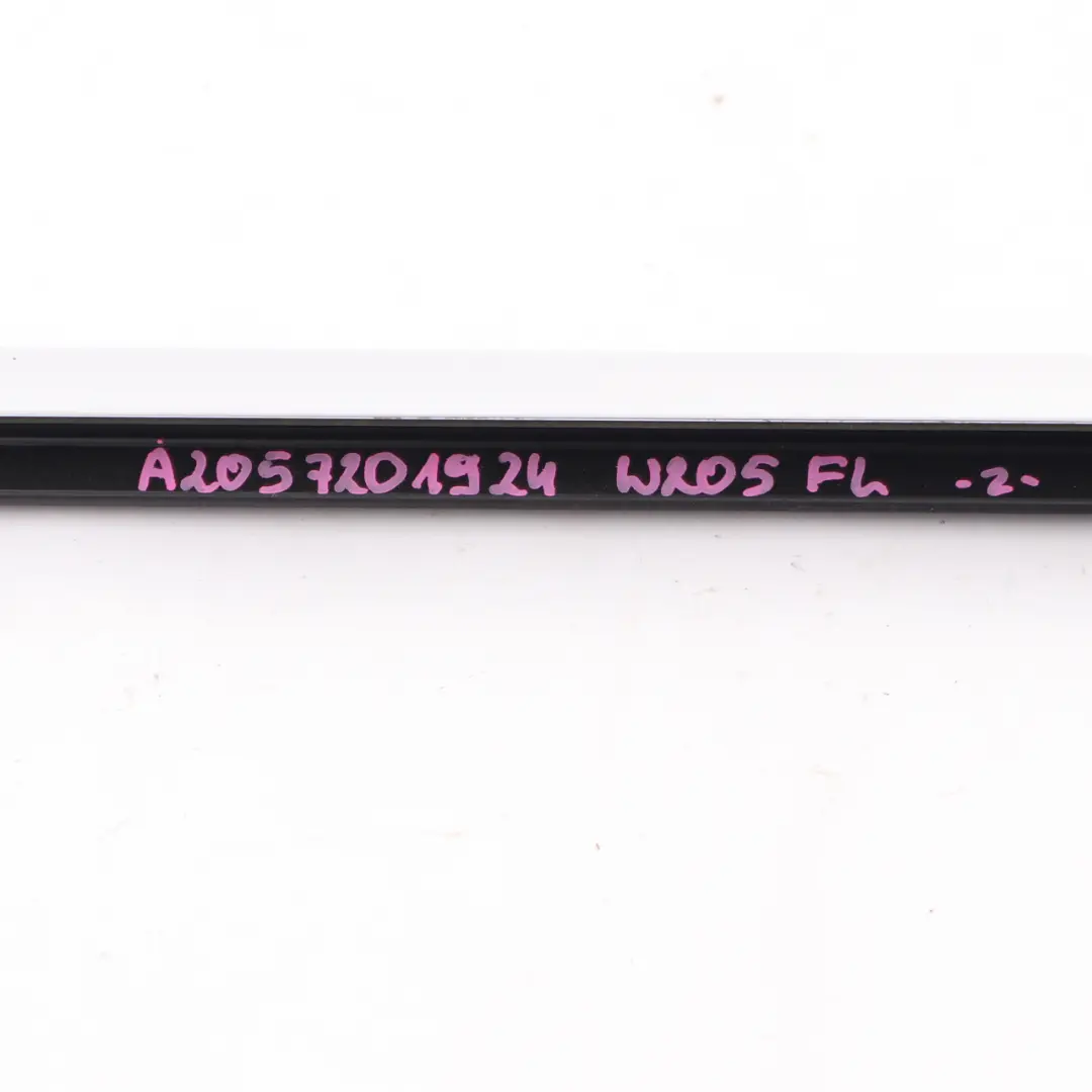 Mercedes W205 Embellecedor Rail Ventana Delantera Izquierda - SKU A2057201924 - Número de pieza A2057201924