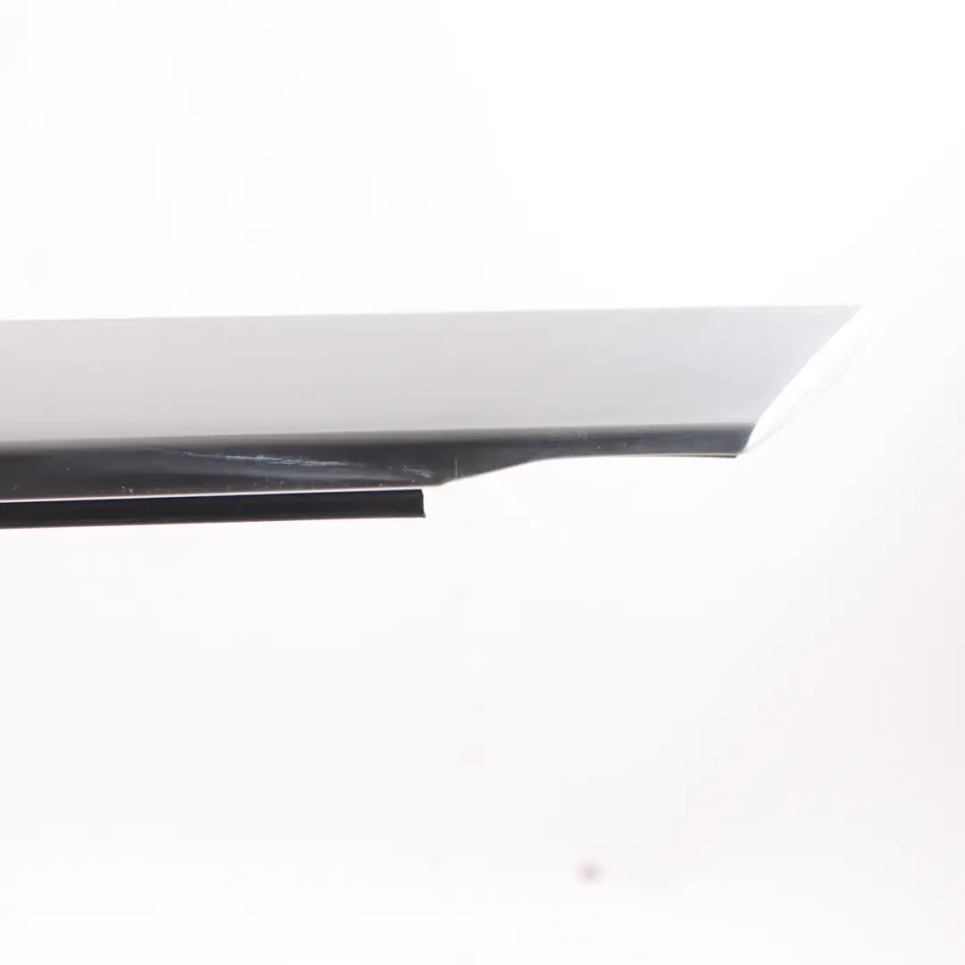 Mercedes W205 Joint d'étanchéité de vitre avant gauche Trim Strip - SKU A2057201924 - Numéro de pièce A2057201924
