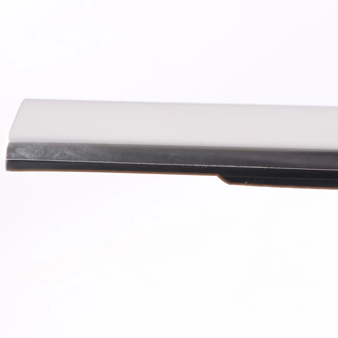 Mercedes W205 Embellecedor Rail Ventana Delantera Izquierda - SKU A2057201924 - Número de pieza A2057201924