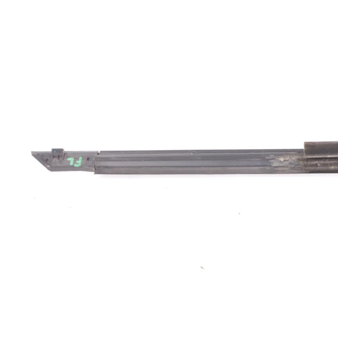 Mercedes W205 Joint d'étanchéité de vitre avant gauche Trim Strip - SKU A2057201924 - Numéro de pièce A2057201924