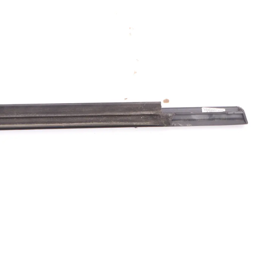 Mercedes W205 Joint d'étanchéité de vitre avant gauche Trim Strip - SKU A2057201924 - Numéro de pièce A2057201924