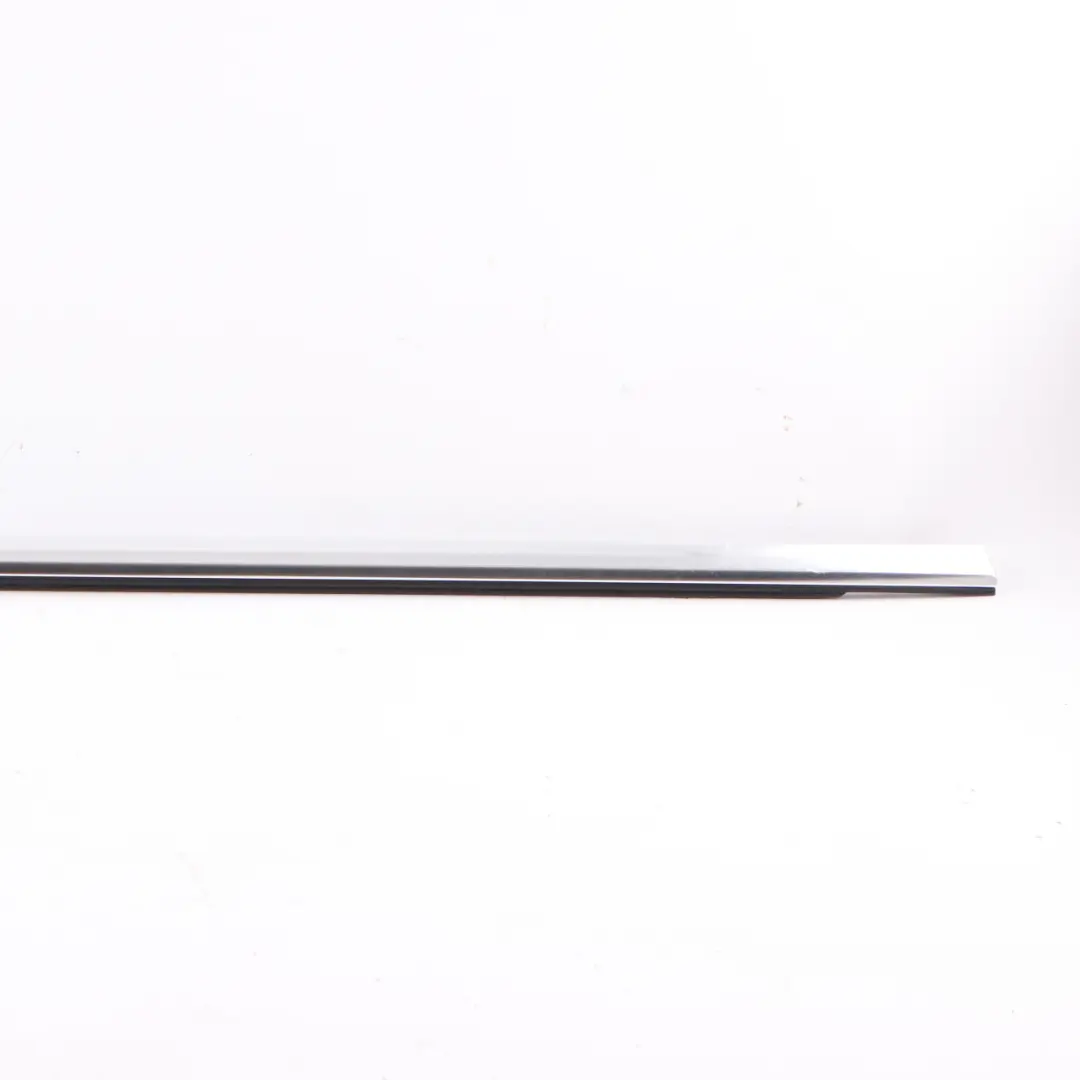 Banda remate exterior derecho junta carril para Mercedes W205 con número de pieza A2057202024 Mercedes W205 Banda remate exterior derecho junta carril - SKU A2057202024 - Número de pieza A2057202024