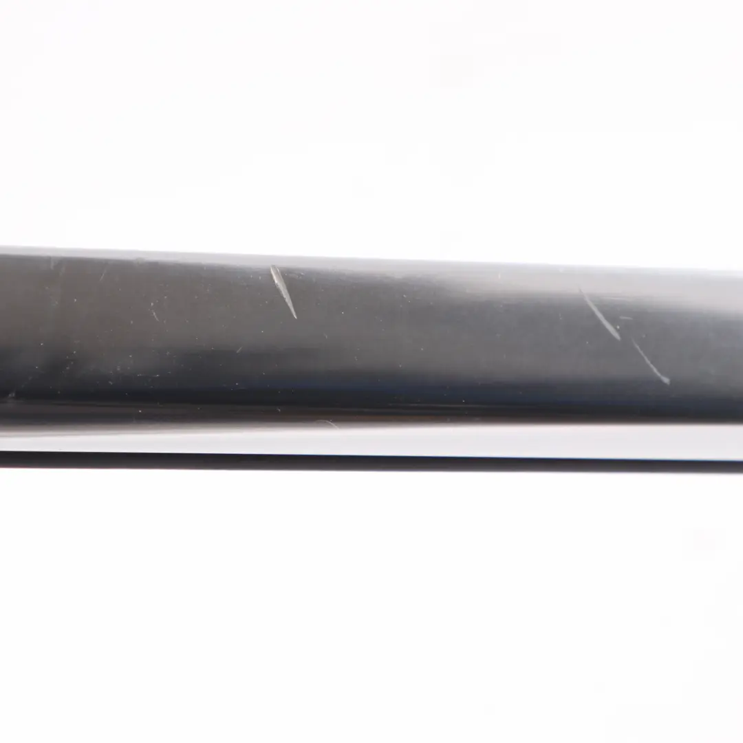 Banda remate exterior derecho junta carril para Mercedes W205 con número de pieza A2057202024 Mercedes W205 Banda remate exterior derecho junta carril - SKU A2057202024 - Número de pieza A2057202024