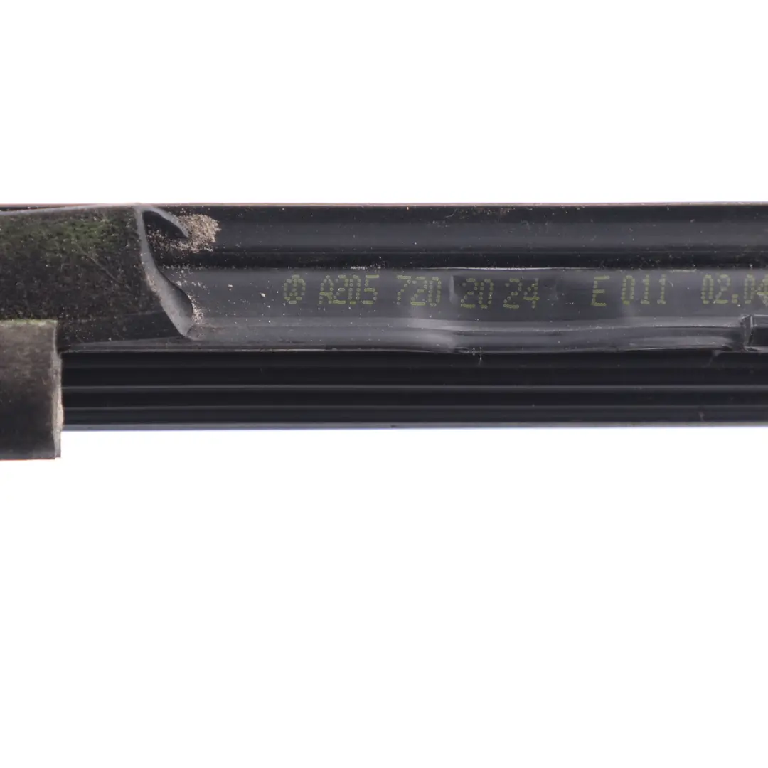 Banda remate exterior derecho junta carril para Mercedes W205 con número de pieza A2057202024 Mercedes W205 Banda remate exterior derecho junta carril - SKU A2057202024 - Número de pieza A2057202024