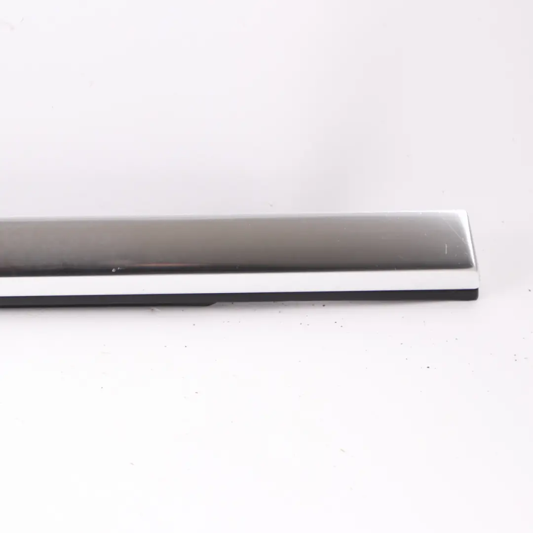 Embellecedor Rail Ventana Delantera Derecha Cromado para Mercedes W205 con número de pieza A2057204031 Mercedes W205 Embellecedor Rail Ventana Delantera Derecha Cromado - SKU A2057204031 - Número de pieza A2057204031