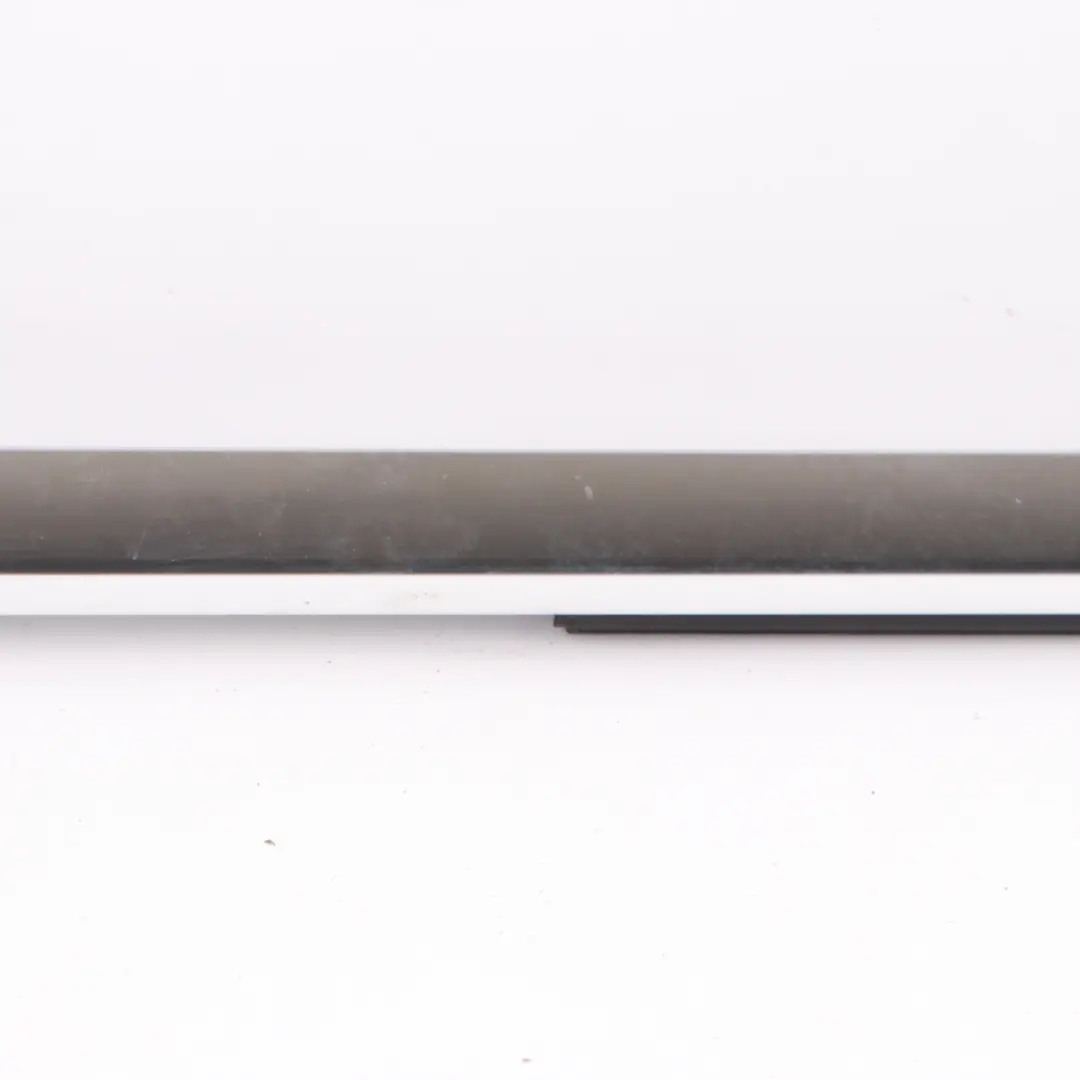Embellecedor Rail Ventana Delantera Derecha Cromado para Mercedes W205 con número de pieza A2057204031 Mercedes W205 Embellecedor Rail Ventana Delantera Derecha Cromado - SKU A2057204031 - Número de pieza A2057204031