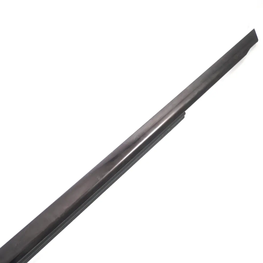 Mercedes W205 Porte Avante Droite Joint de Fenêtre - SKU A2057204131 - Numéro de pièce A2057204131