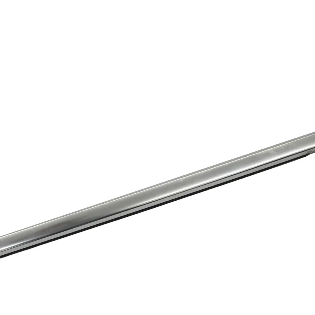 Moulure de porte avant gauche pour Mercedes W205 à propos du numéro de pièce A2057204333 Mercedes W205 Moulure de porte avant gauche - SKU A2057204333 - Numéro de pièce A2057204333