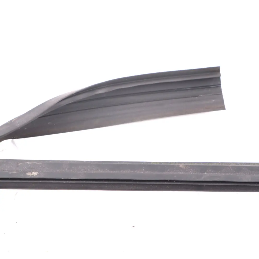 Joint de vitre Mercedes C205 A205 avant gauche porte pour à propos du numéro de pièce A2057206120 Joint de vitre Mercedes C205 A205 avant gauche porte - SKU A2057206120 - Numéro de pièce A2057206120