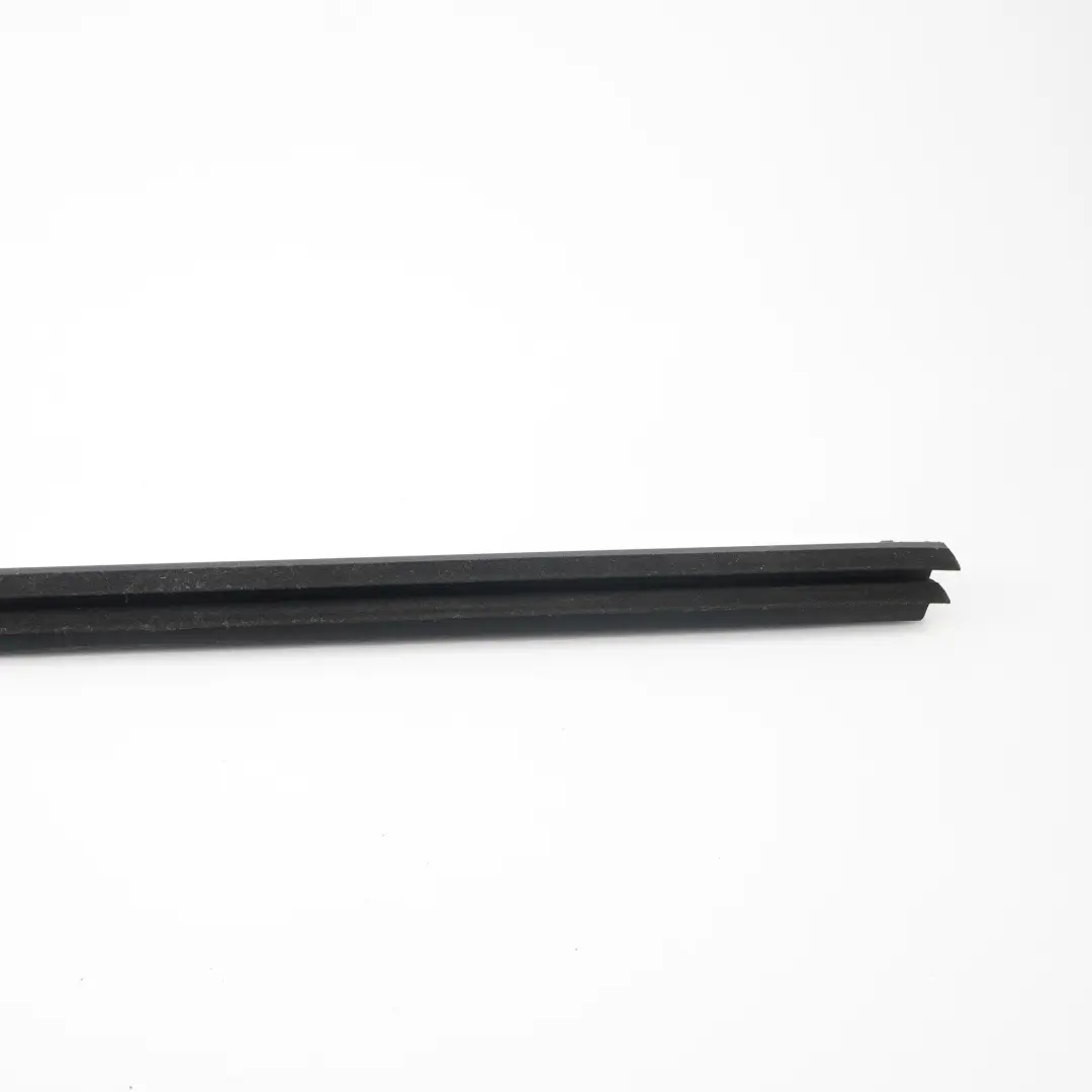 Mercedes W205 Bande d'étanchéité de vitre de porte avant gauche - SKU A2057250365 - Numéro de pièce A2057250365