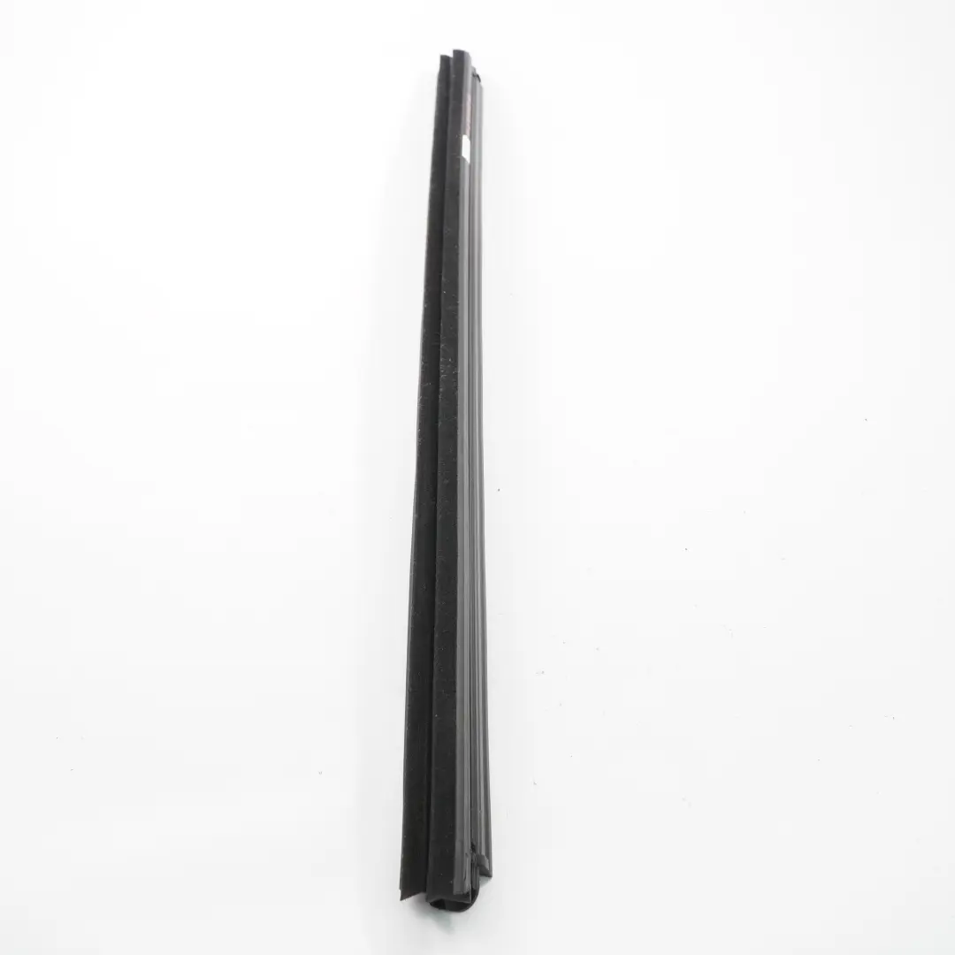 Mercedes W205 Bande d'étanchéité de vitre de porte avant gauche - SKU A2057250365 - Numéro de pièce A2057250365
