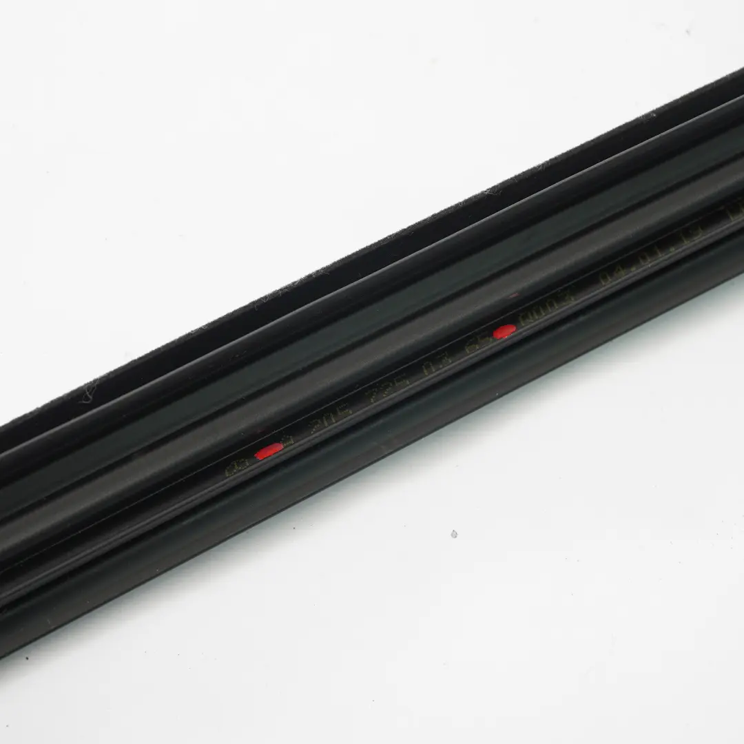 Mercedes W205 Bande d'étanchéité de vitre de porte avant gauche - SKU A2057250365 - Numéro de pièce A2057250365