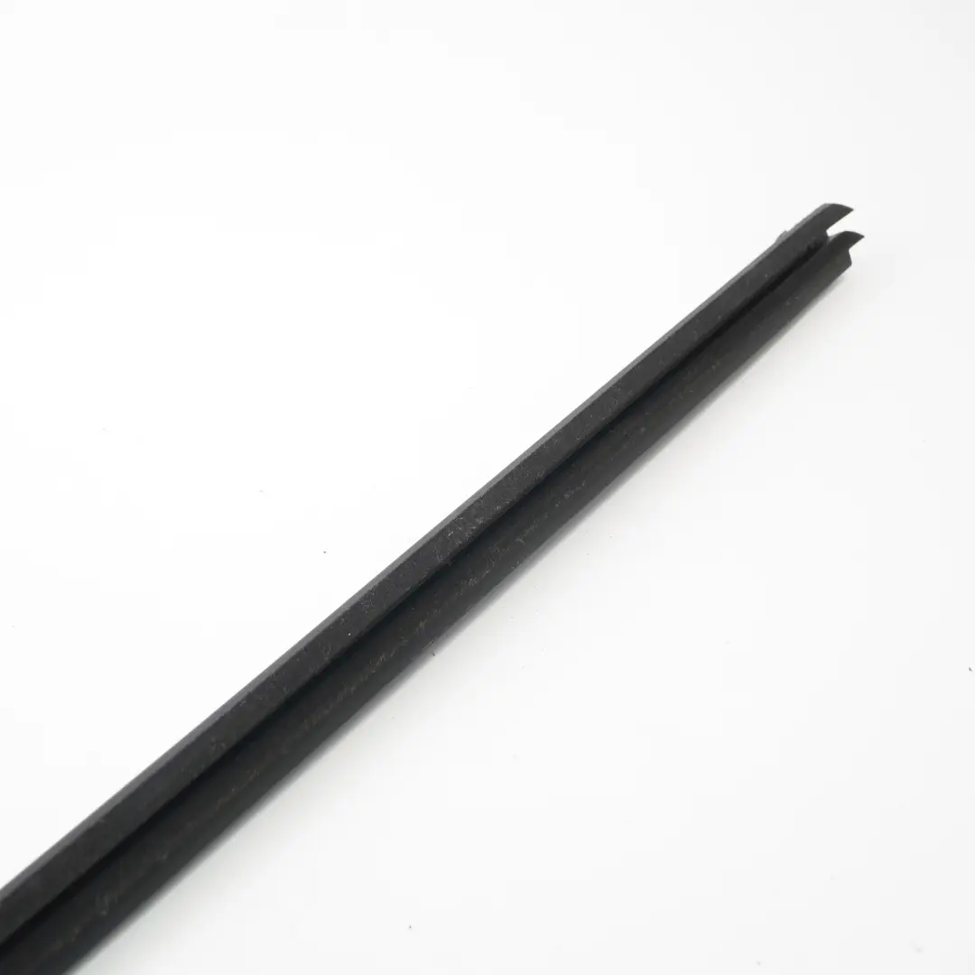 Bande d'étanchéité de vitre de porte avant gauche pour Mercedes W205 à propos du numéro de pièce A2057250365 Mercedes W205 Bande d'étanchéité de vitre de porte avant gauche - SKU A2057250365 - Numéro de pièce A2057250365