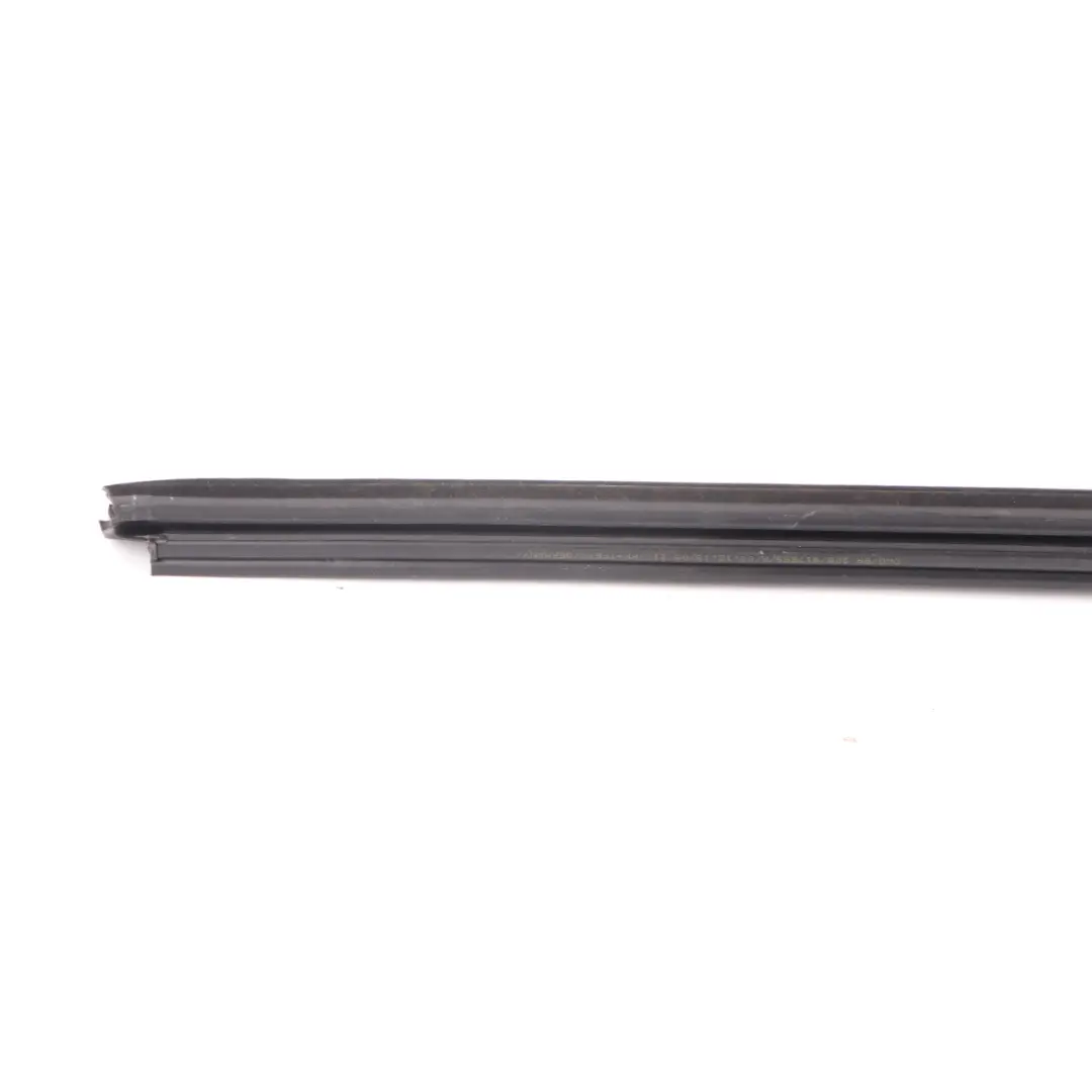 Mercedes W205 Listwa Zgarniająca Szyby Drzwi Prawy Przód - SKU A2057250465 - Numer Części A2057250465