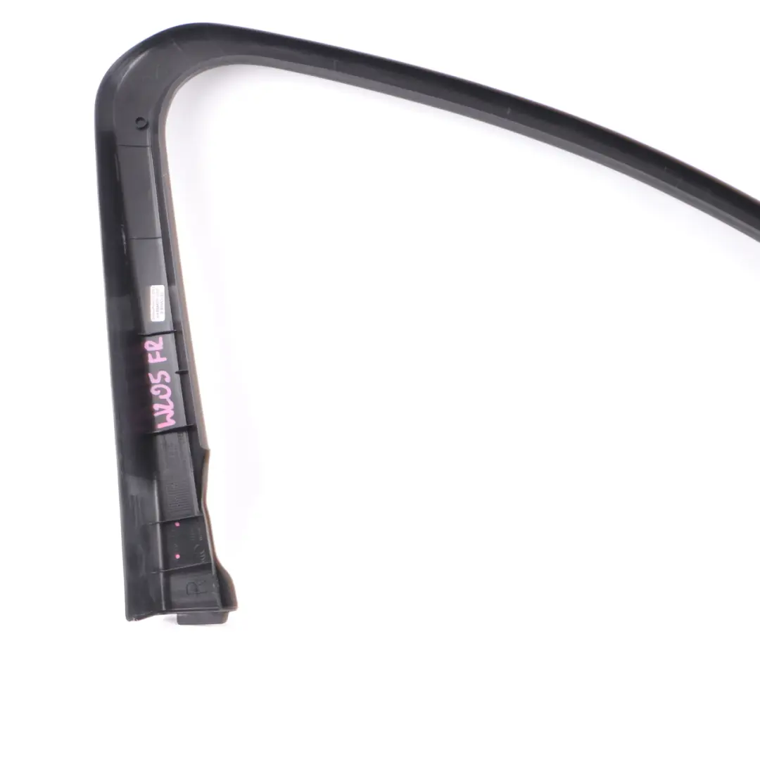 Porta Anteriore Destra Cornice Finestrino Nero per Mercedes W205 con numero di parte A2057274600 Mercedes W205 Porta Anteriore Destra Cornice Finestrino Nero - SKU A2057274600 - Numero di parte A2057274600