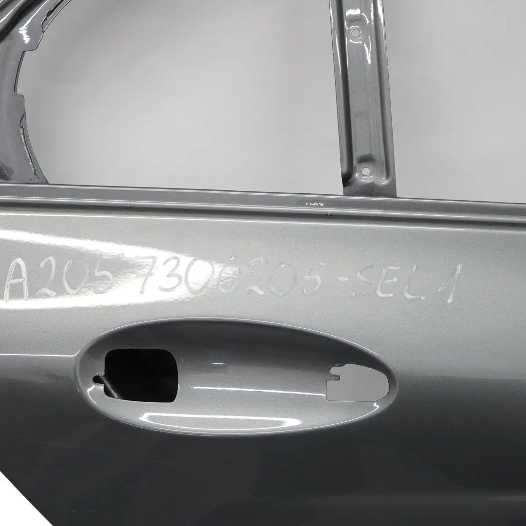 Drzwi Tylne Prawe Selenite Grey Szary Metalik - 992 do Mercedes W205 o numerze A2057300205 Mercedes W205 Drzwi Tylne Prawe Selenite Grey Szary Metalik - 992 - SKU A2057300205-SEL1 - Numer Części A2057300205