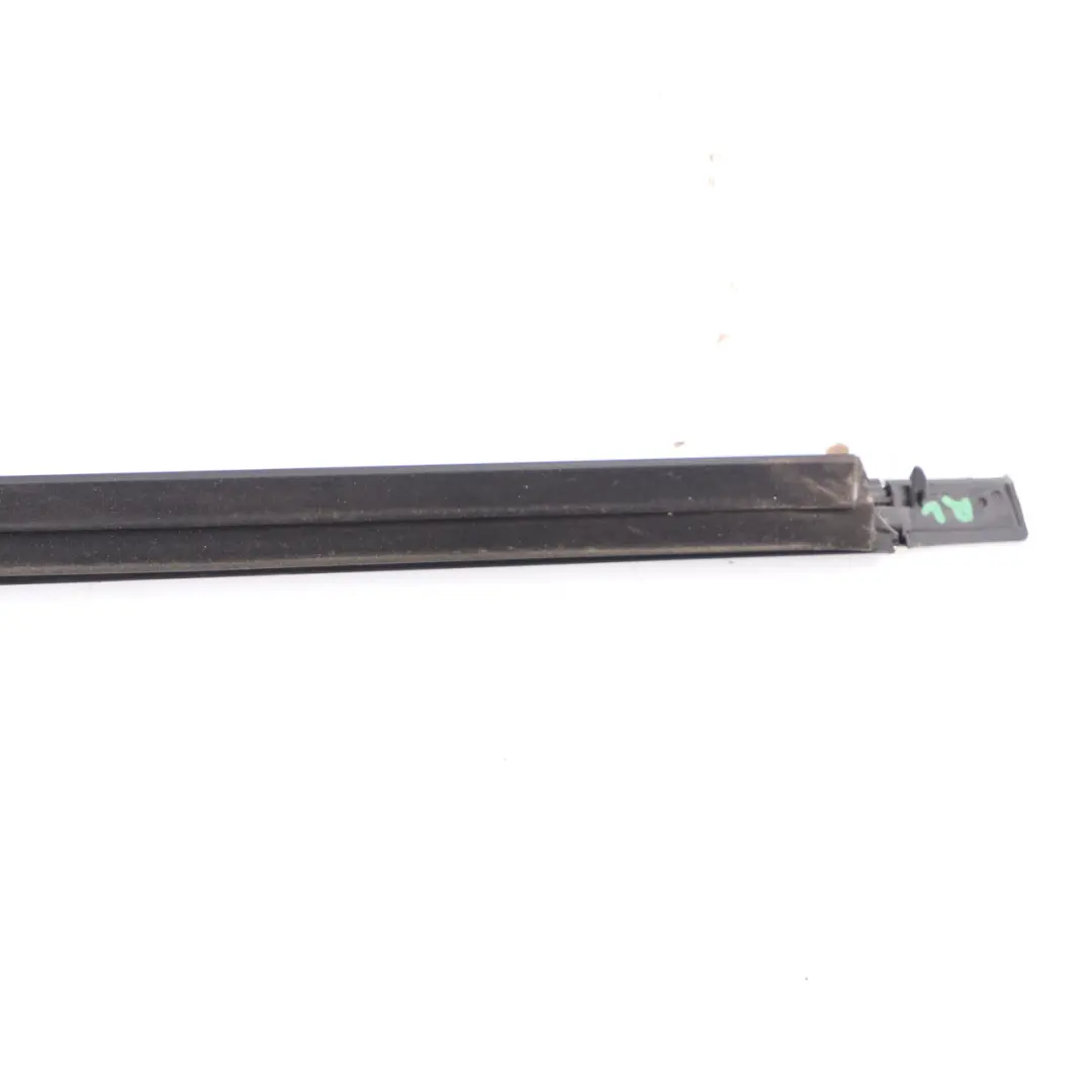 Mercedes W205 Striscia di chiusura della porta posteriore sinistra - SKU A2057300324-1 - Numero di parte A2057300324