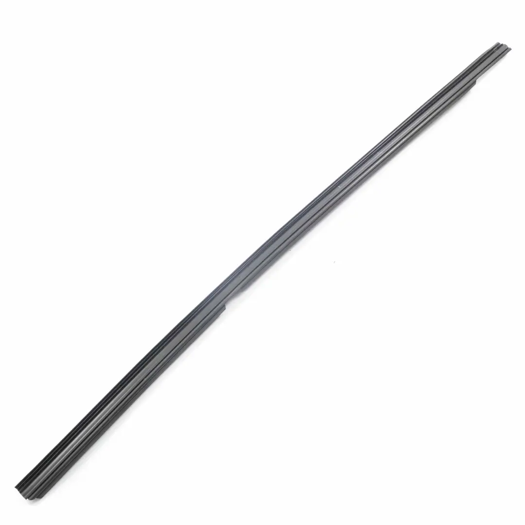 Window Rail Seal Rear Left Sealing Strip Trim para Mercedes W205 con número de pieza A2057300324 Mercedes W205 Window Rail Seal Rear Left Sealing Strip Trim - SKU A2057300324 - Número de pieza A2057300324