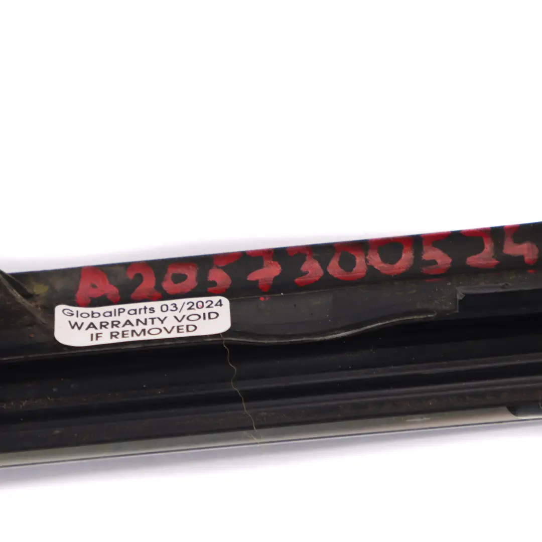 Embellecedor Rail Ventana Trasera Izquierda Plata para Mercedes W205 con número de pieza A2057300524 Mercedes W205 Embellecedor Rail Ventana Trasera Izquierda Plata - SKU A2057300524 - Número de pieza A2057300524
