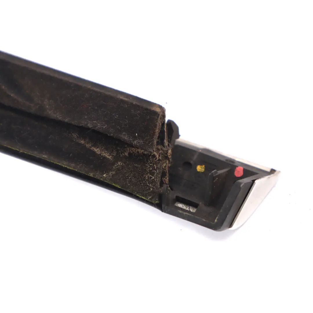 Fensterschienendichtung hinten links Zierleiste Silber für Mercedes S205 mit Teilenummer A2057300524 Mercedes S205 Fensterschienendichtung hinten links Zierleiste Silber - SKU A2057300524 - Teilenummer A2057300524