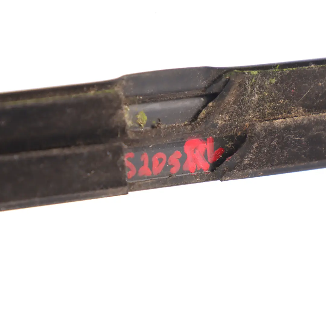 Mercedes S205 Joint d'étanchéité de vitre arriere gauche Argent - SKU A2057300524 - Numéro de pièce A2057300524