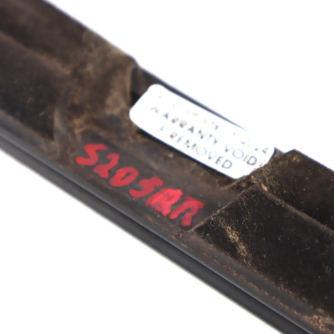 Joint d'étanchéité de vitre arriere droite Argent pour Mercedes S205 à propos du numéro de pièce A2057300624 Mercedes S205 Joint d'étanchéité de vitre arriere droite Argent - SKU A2057300624 - Numéro de pièce A2057300624