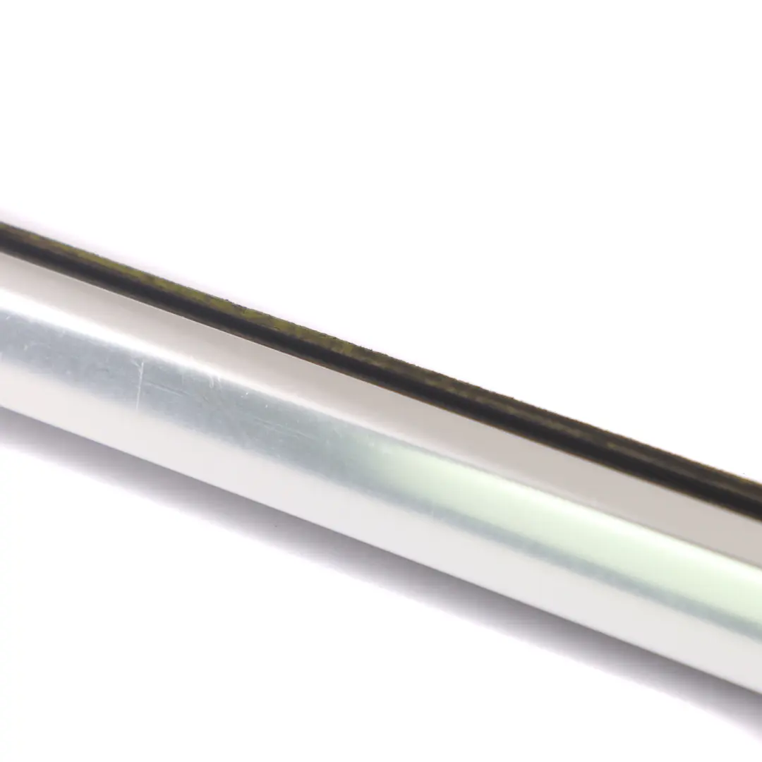 Joint d'étanchéité de vitre arriere droite Argent pour Mercedes S205 à propos du numéro de pièce A2057300624 Mercedes S205 Joint d'étanchéité de vitre arriere droite Argent - SKU A2057300624 - Numéro de pièce A2057300624