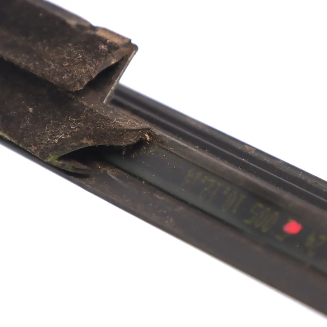 Guarnizione posteriore destro Striscia argento per Mercedes W205 con numero di parte A2057300624 Mercedes W205 Guarnizione posteriore destro Striscia argento - SKU A2057300624 - Numero di parte A2057300624